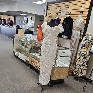 Elegant Ivory Beaded Ivory Lace Evening Gown/ Wedding Dress Size 10